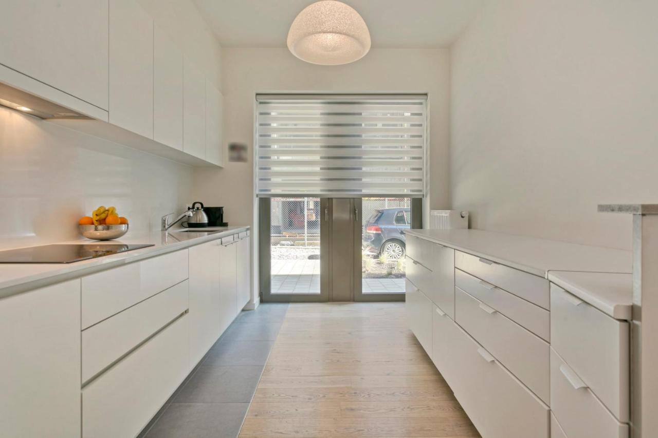 Vakantiehuis Modern Town House With Great Terrace At 100 Meters From Beach Oostende